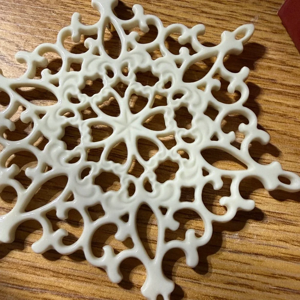 Lenox 2001 Annual Snow Fantasies Snowflake Ornament Ivory China 6119788 USA